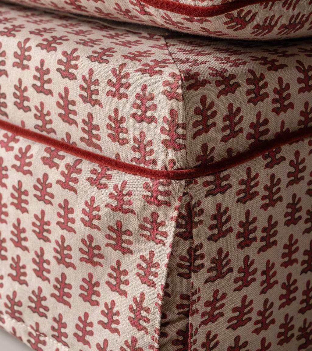 Elizabeth Sofa, piping detail