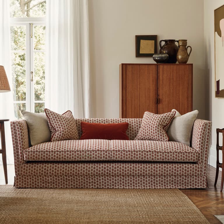 _Fabric shown: T&A Coral Garnet_