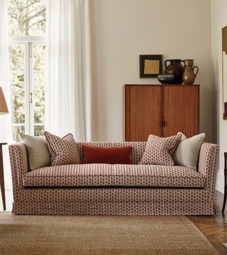 _Fabric shown: T&A Coral Garnet_